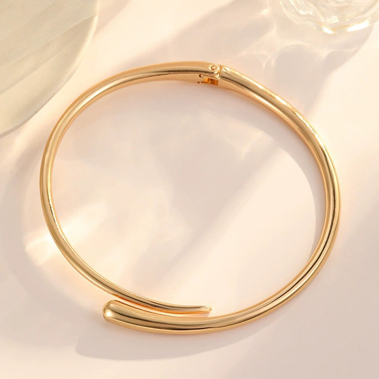 Damen Offener Armreif mit modernem, geschwungenen Design Shop Nory