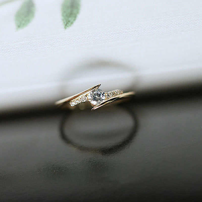 Damen eleganter Ring mit kunstvollem Wellenmuster und funkelnden Kristallen Shop Nory