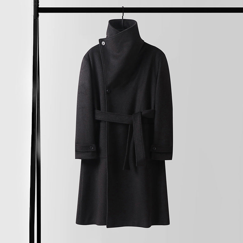 Herren Maxilanger Wollmantel mit hohem Stehkragen, asymmetrischer Knopfleiste und Bindegürtel Shop Nory