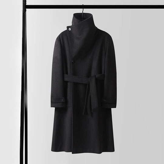 Herren Maxilanger Wollmantel mit hohem Stehkragen, asymmetrischer Knopfleiste und Bindegürtel Shop Nory