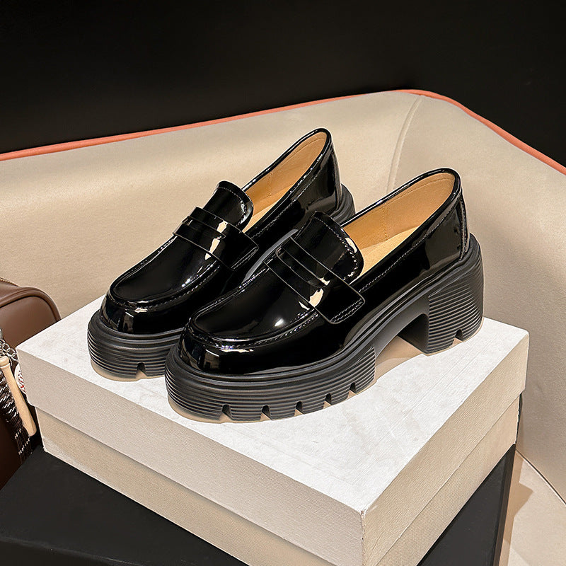 Damen Chunky‑Pennyloafer in Lackoptik mit gezahnter Lug‑Sohle und gepolstertem Komfortfutter Shop Nory