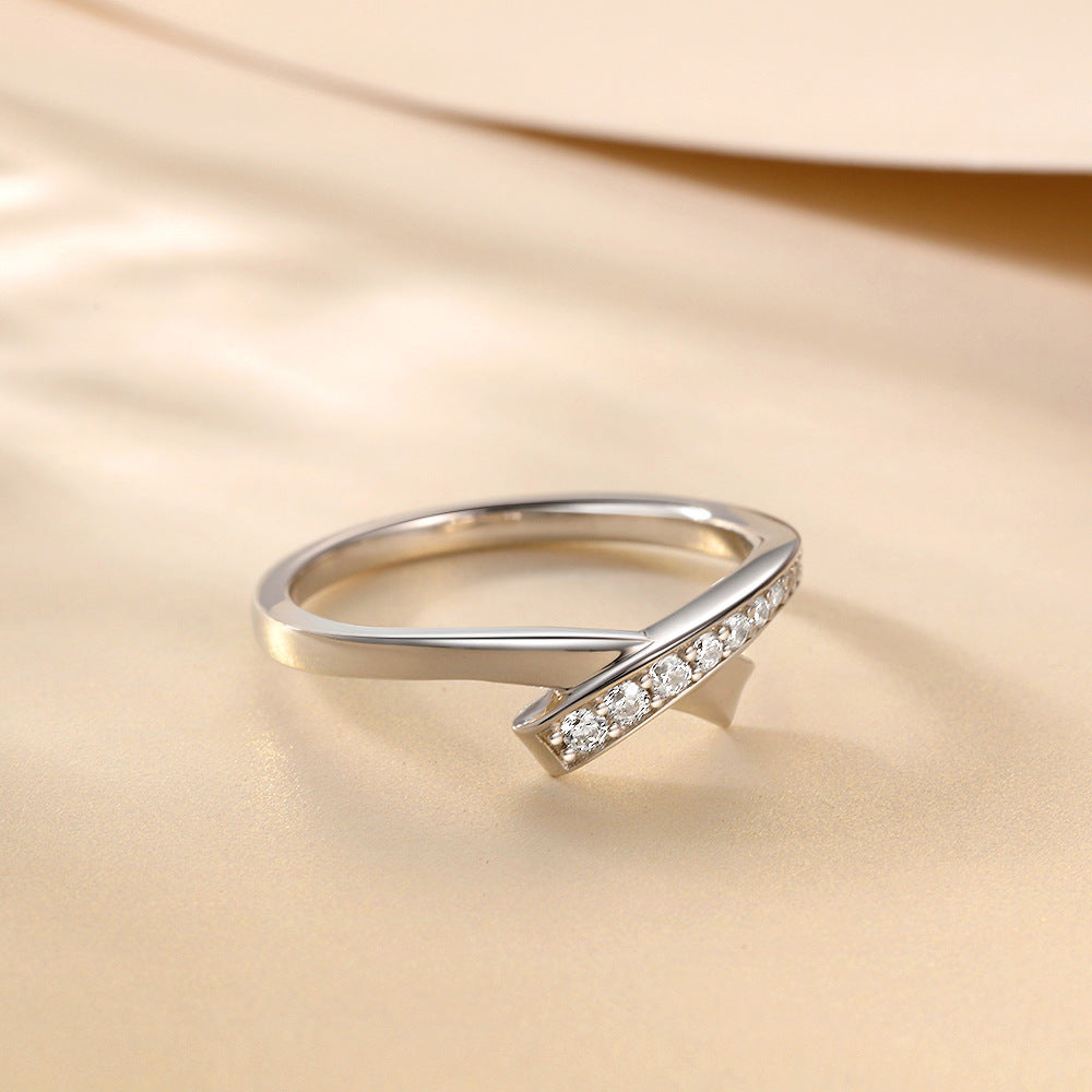 Damenring mit elegantem Kreuzdesign und funkelnden Zirkonia Shop Nory