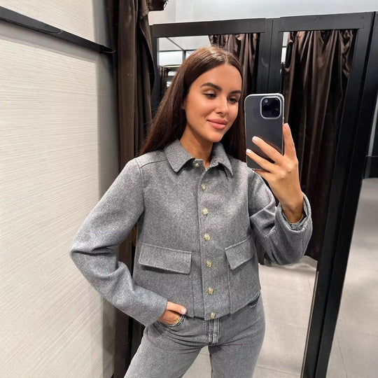Damen Kurztaillierte Wolljacke mit Zierknöpfen und Pattentaschen Shop Nory