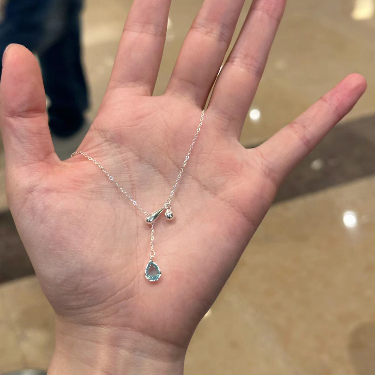 Damen Halskette mit tropfenförmigem Anhänger aus hochwertigem Metall und funkelndem Kristall Shop Nory
