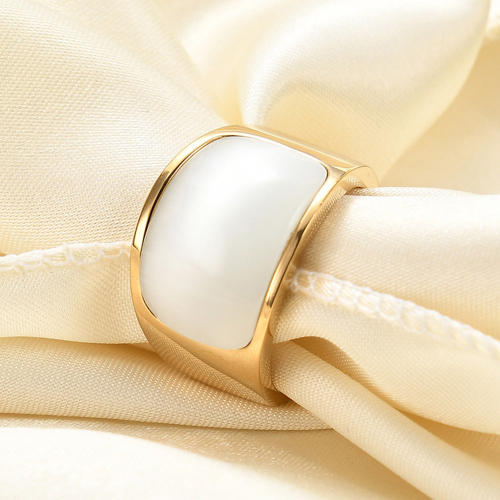 Damen Ring mit schimmerndem Edelstein und polierter Oberfläche Shop Nory