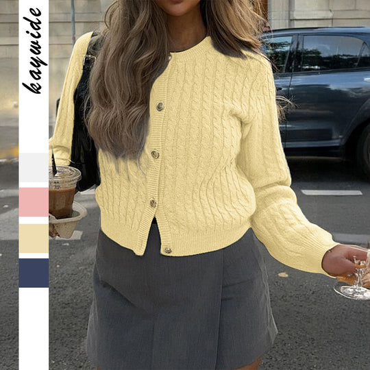 Damen nan cropped Zopfstrick-Strickjacke mit dekorativen Medaillonknöpfen und Rundhalsausschnitt Shop Nory
