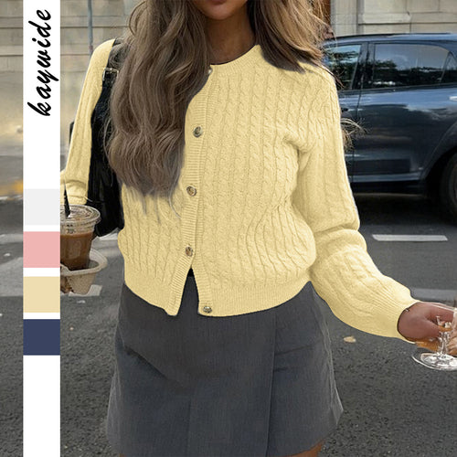 Damen nan cropped Zopfstrick-Strickjacke mit dekorativen Medaillonknöpfen und Rundhalsausschnitt Shop Nory