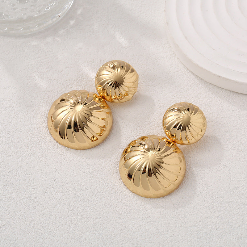 Damen Ohrstecker im eleganten, strukturierten Golddesign Shop Nory