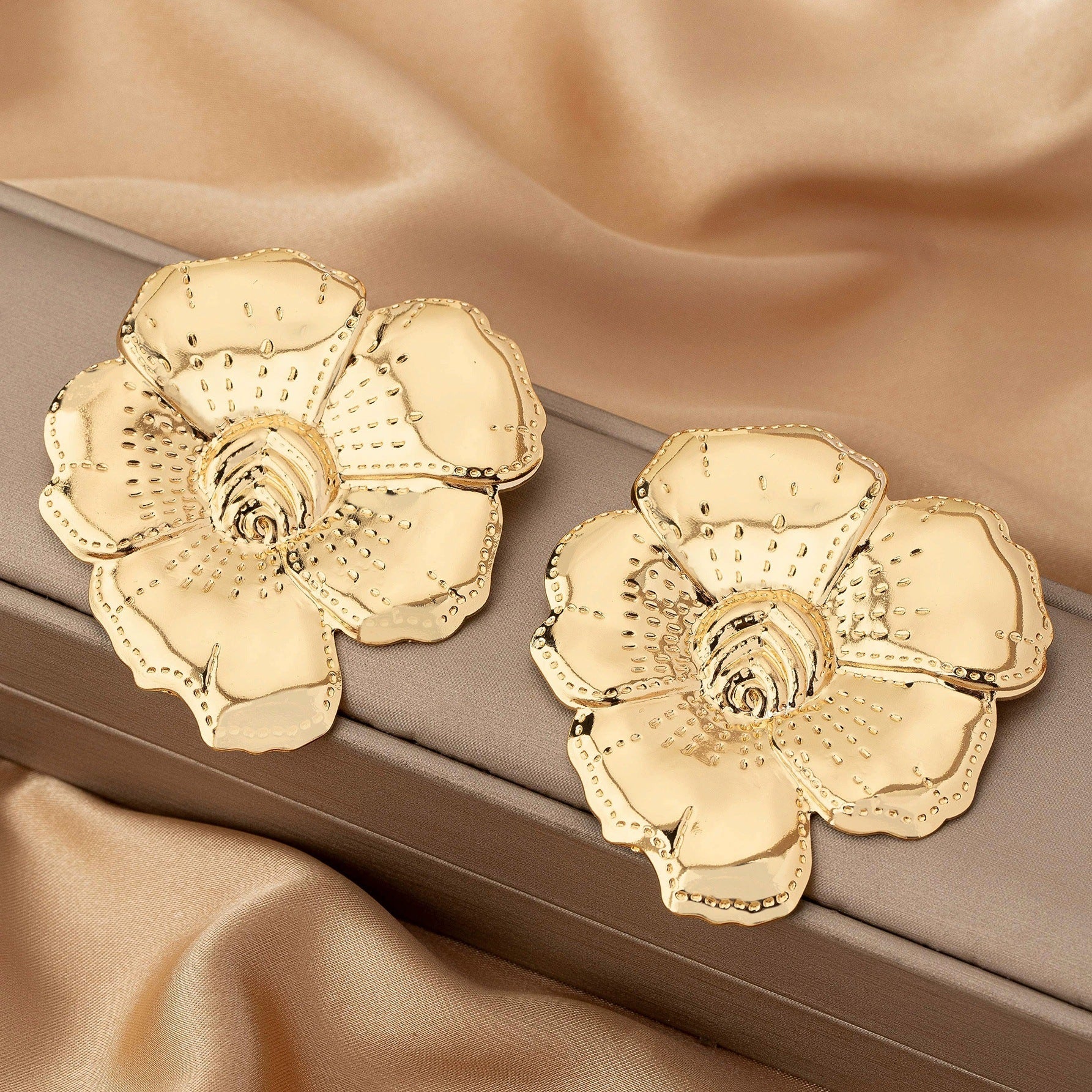 Damen Blumige Ohrringe im hochwertigen Goldfinish Shop Nory