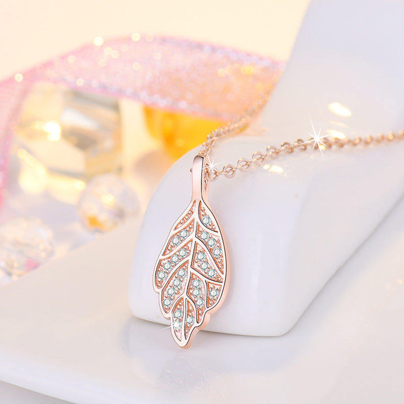 Damen Halskette mit filigranem Blätterdesign und funkelnden Zirkonia Shop Nory