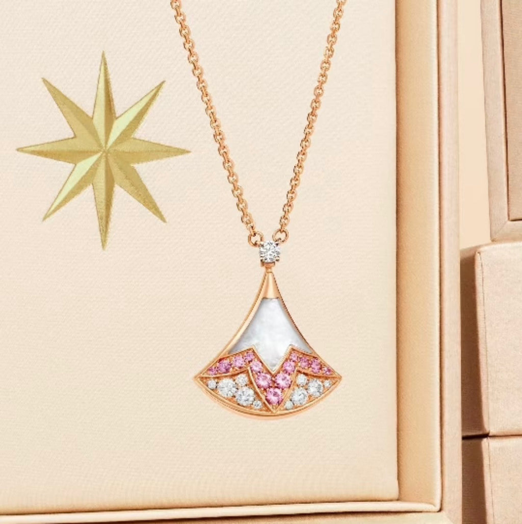 Damen Halskette mit luxuriösem Anhänger aus feinem Muschelmosaik und funkelnden Kristallen Shop Nory