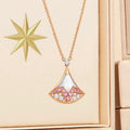 Damen Halskette mit luxuriösem Anhänger aus feinem Muschelmosaik und funkelnden Kristallen Shop Nory