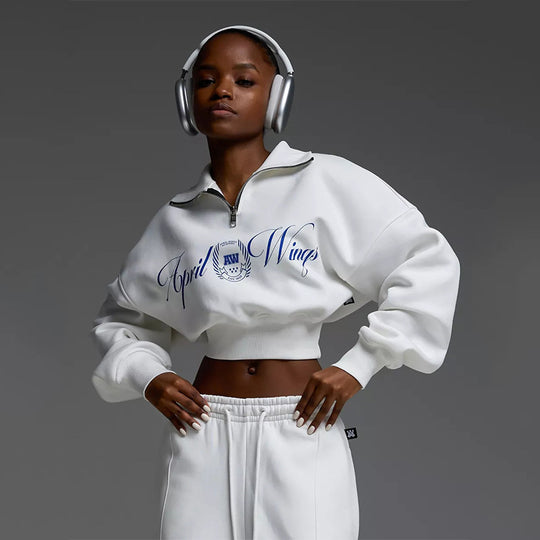 Damen gekürztes Halfzip-Sweatshirt mit Collegestickerei und weit geschnittene High‑Waist Lounge-Jogginghose Shop Nory
