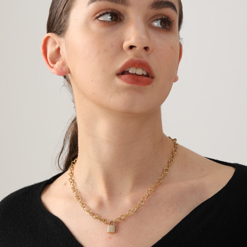 Damen Halskette mit luxuriösem Schloss-Anhänger aus goldplattiertem Edelstahl Shop Nory
