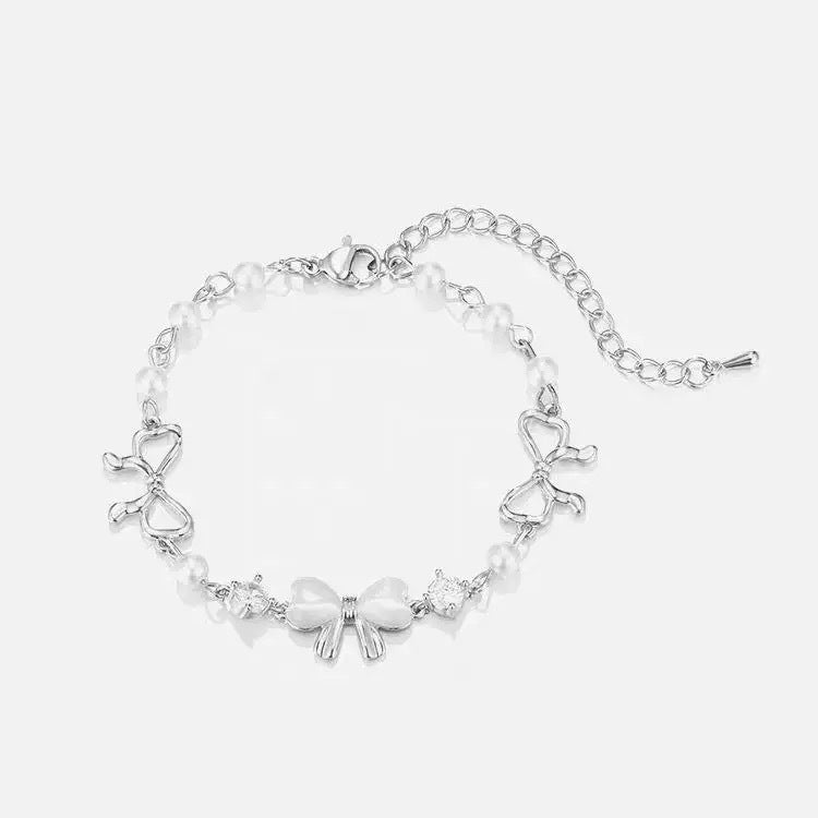 Damen Armband mit filigranem Schmetterlingsdesign und funkelnden Zirkonia Shop Nory