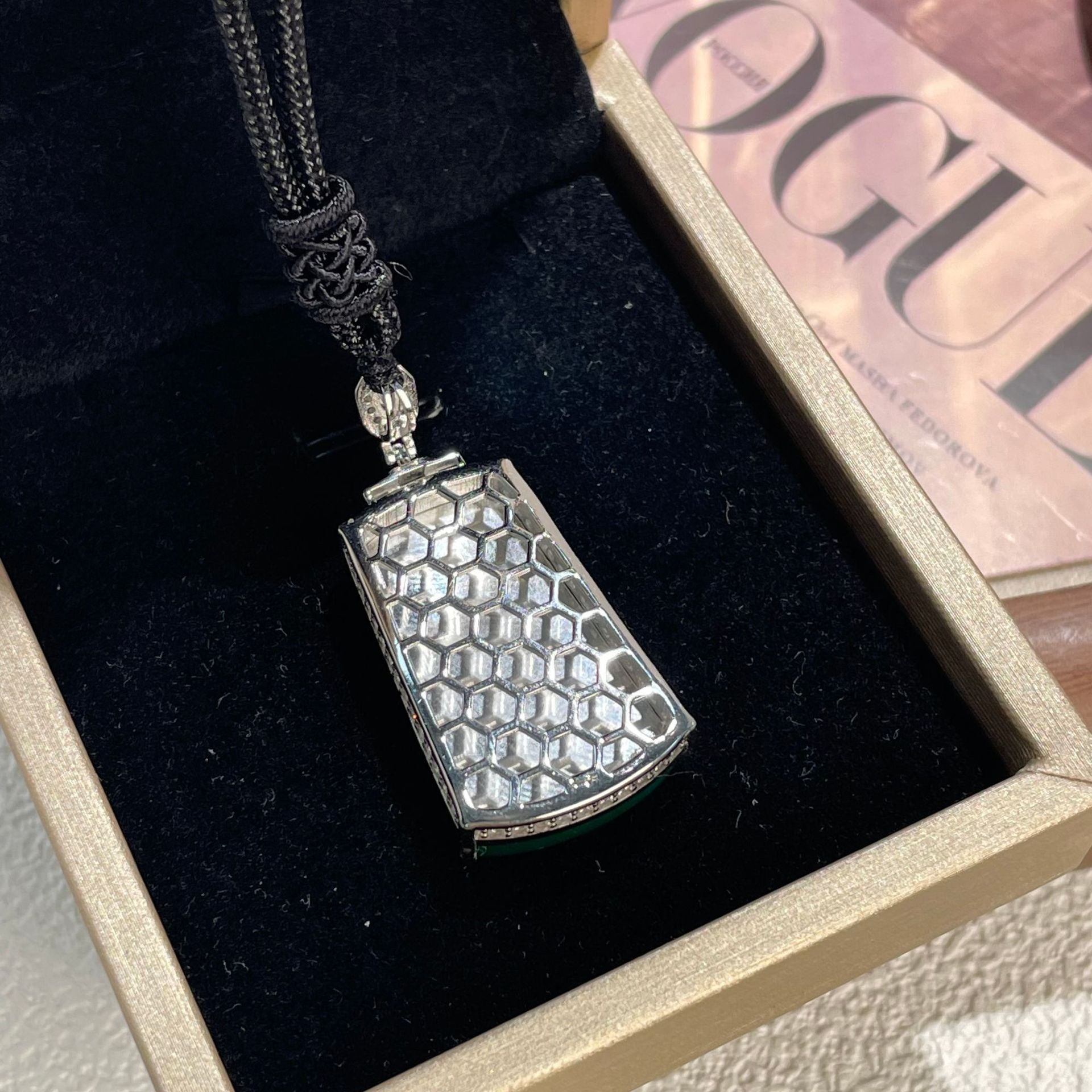 Damen Halskette mit kunstvollem Jade-Anhänger aus hochwertigen Materialien Shop Nory