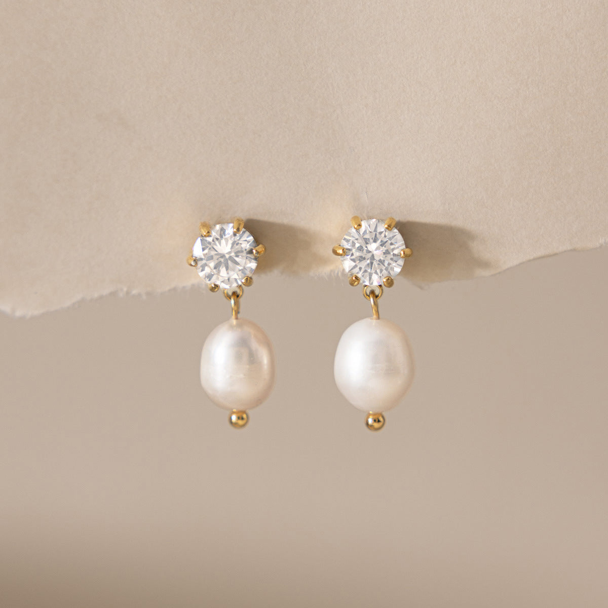 Damen Ohrhänger mit funkelnden Zirkonia und elegantem Perlenanhänger Shop Nory