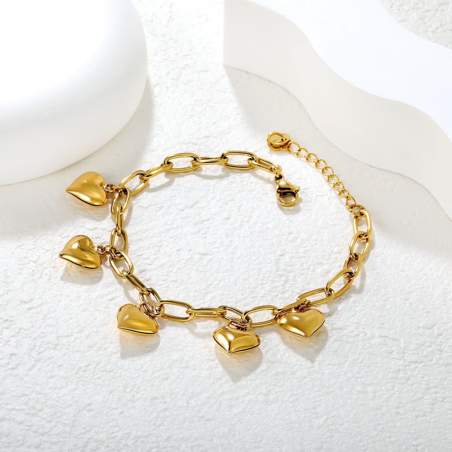 Damen Armband mit herzförmigen Anhängern und elegantem Gliederdesign Shop Nory
