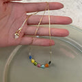 Damen Halskette mit bunten Halbedelsteinen und zartem Goldketten-Design Shop Nory