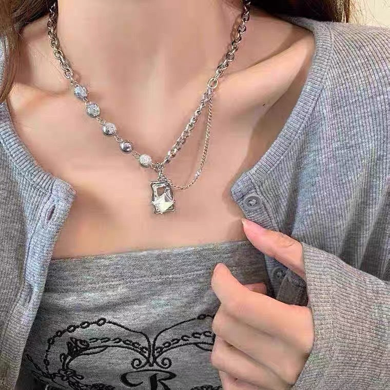 Damen Kette mit einzigartigem Anhänger und funkelnden Perlendetails Shop Nory