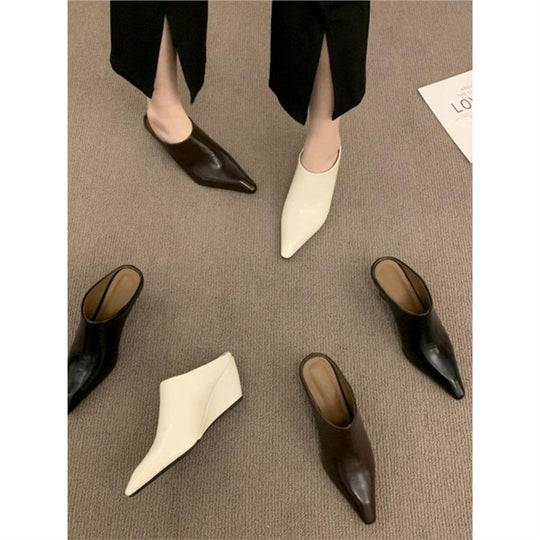 Damen Spitz zulaufende Slip‑On Mules mit skulptiertem Keilabsatz Shop Nory