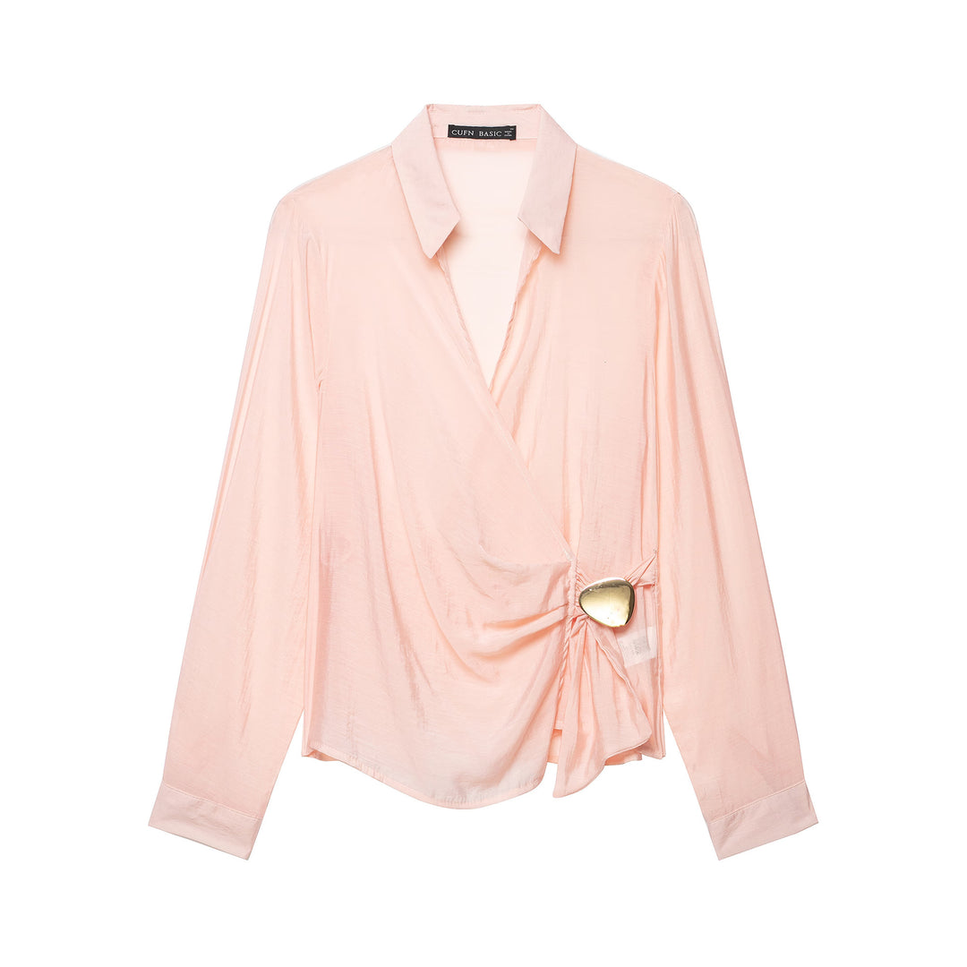 Damen Wickelbluse aus seidigem Crêpe mit Drapierung, tiefem V‑Ausschnitt und goldem Zierknopf Shop Nory