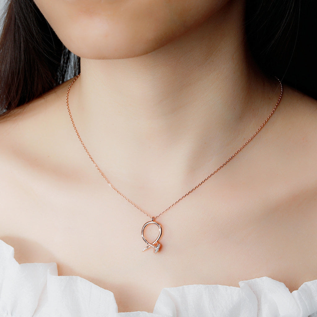 Damen elegante Halskette mit stilvollem Schlussanhänger und funkelnden Kristallen Shop Nory