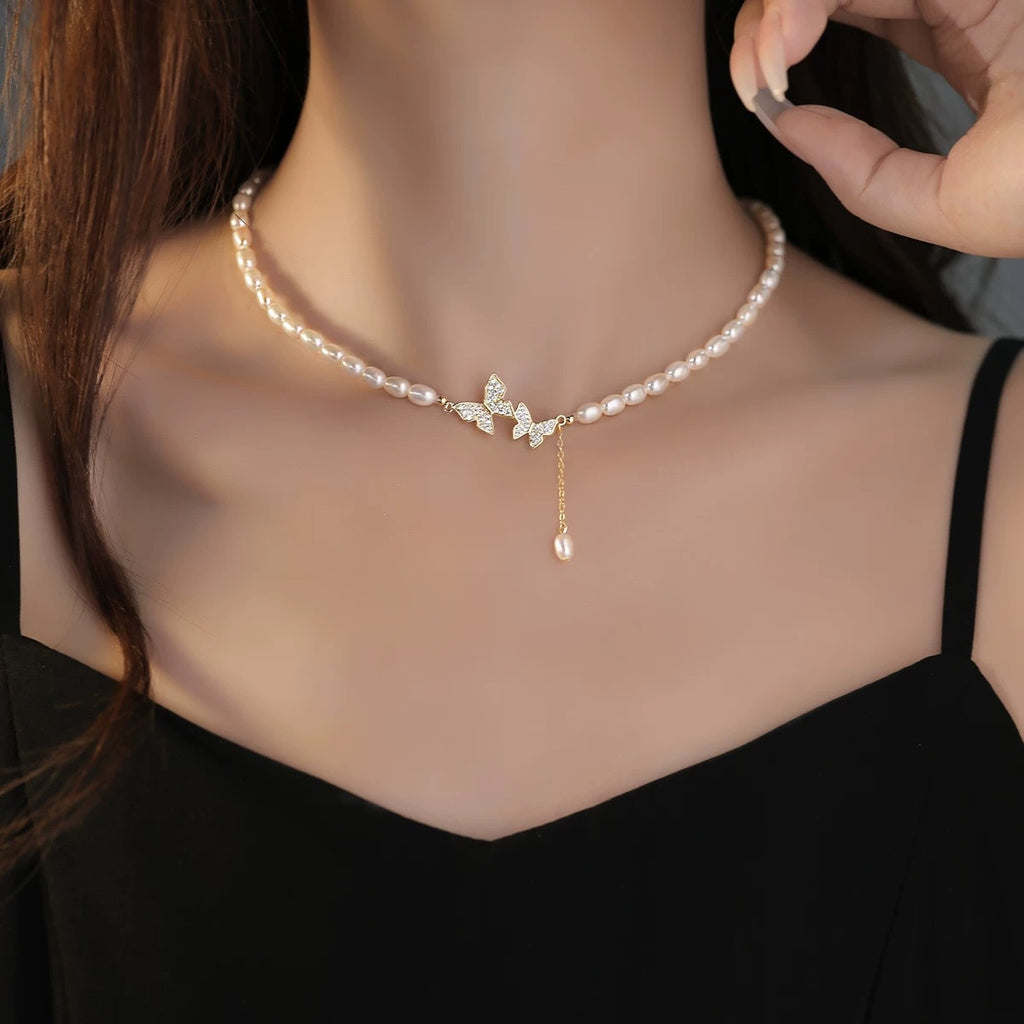 Damen Halskette mit filigranem Schmetterlingsanhänger und eleganten Süßwasserperlen Shop Nory