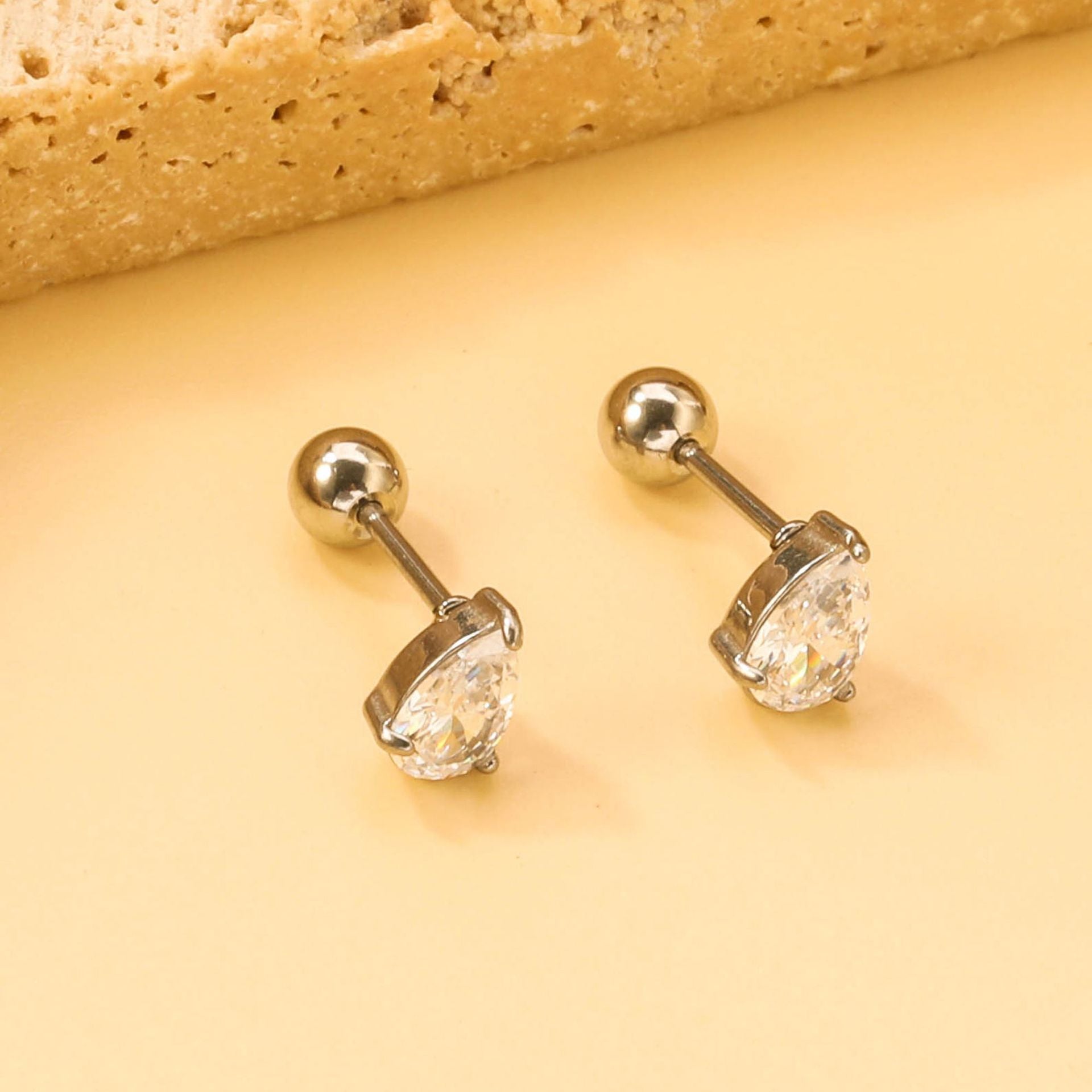 Damen Ohrstecker mit tropfenförmigen Zirkonia und hochwertiger Edelstahlfassung Shop Nory