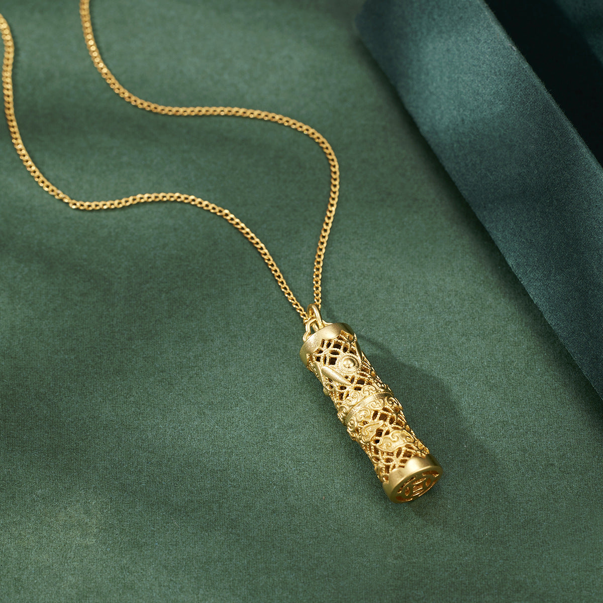 Damen Kette mit kunstvollem filigranen Anhänger Shop Nory