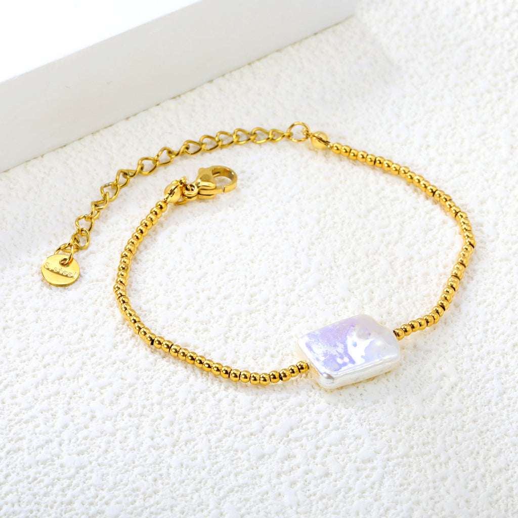 Damen Armband mit modernem Muschelanhänger und eleganten goldenen Akzenten Shop Nory