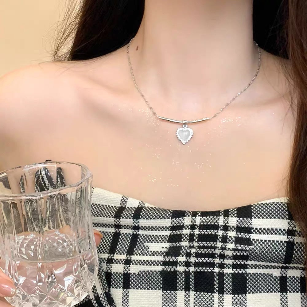 Damen Halskette mit herzförmigem Anhänger aus hochwertigem Edelstein und funkelnden Zirkonia Shop Nory