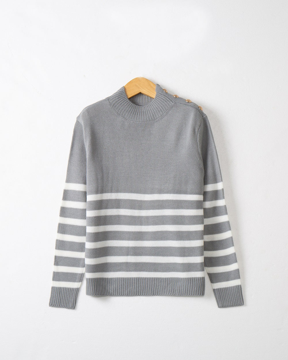 Damen Gestreifter Rollkragenpullover mit dekorativen Schulterknöpfen und Rippbündchen Shop Nory