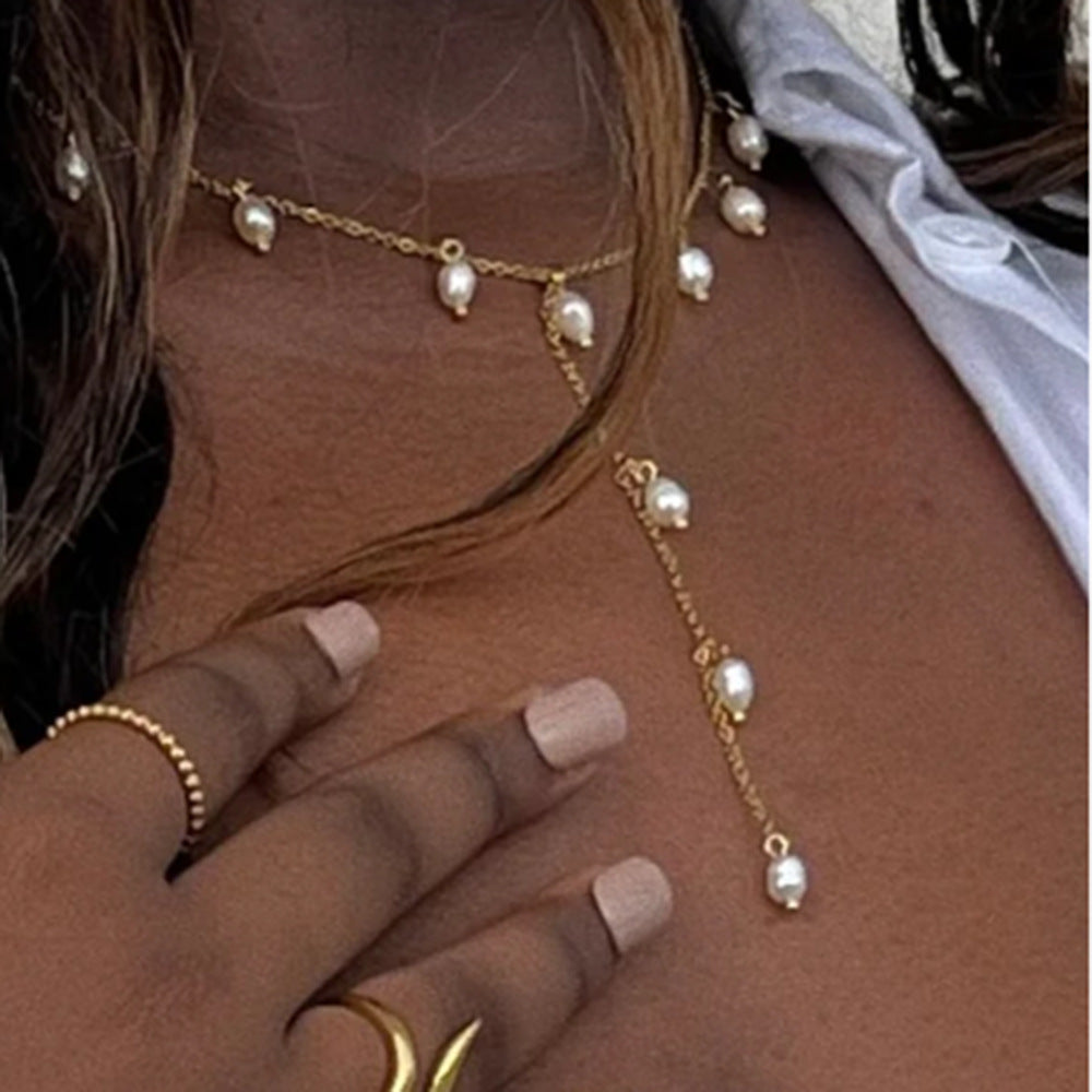 Damen Halskette mit elegantem Tropfenanhänger und feinen Perlenakzenten Shop Nory