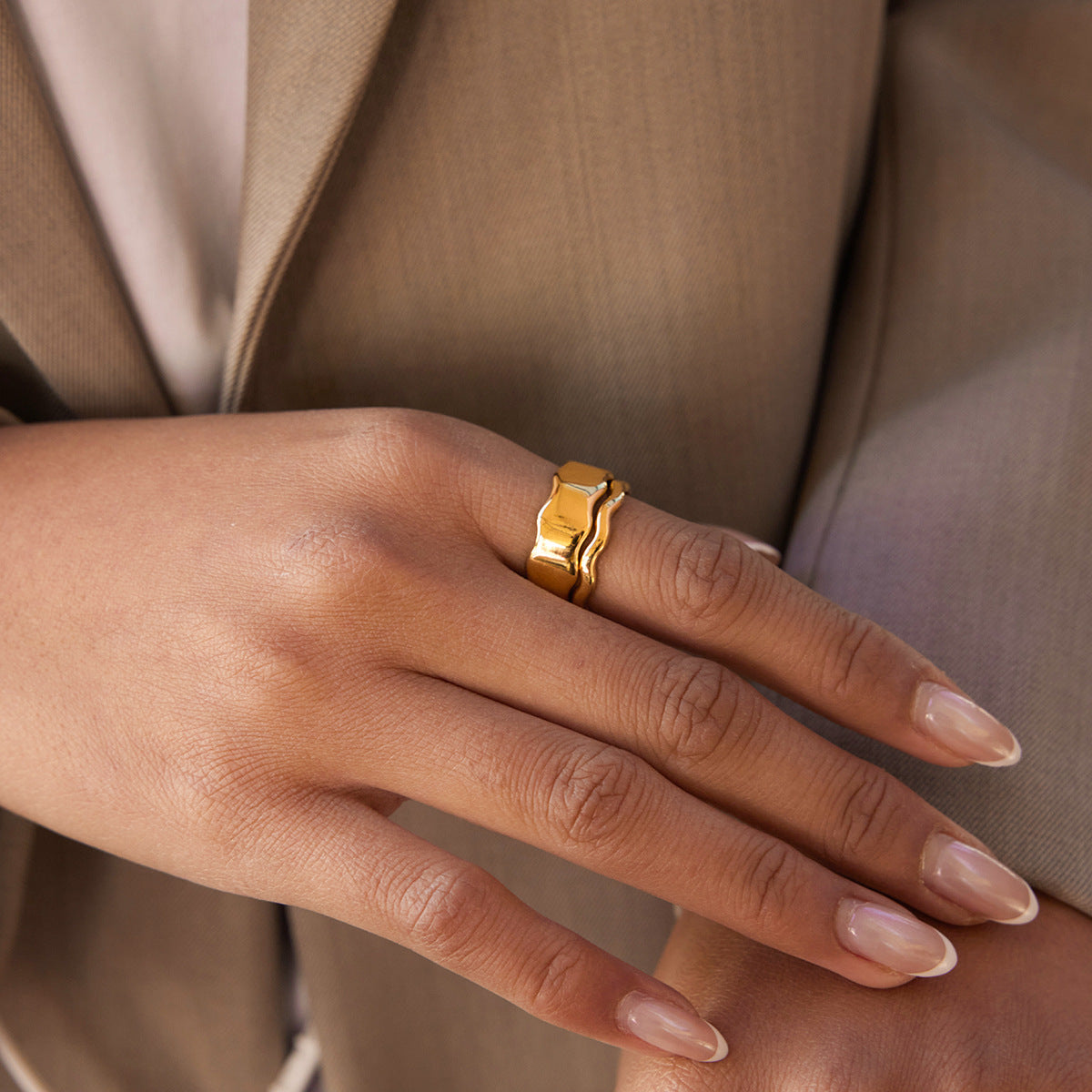 Damen Offenes Armreif mit elegantem Wellen-Design aus hypoallergenem Edelstahl Shop Nory