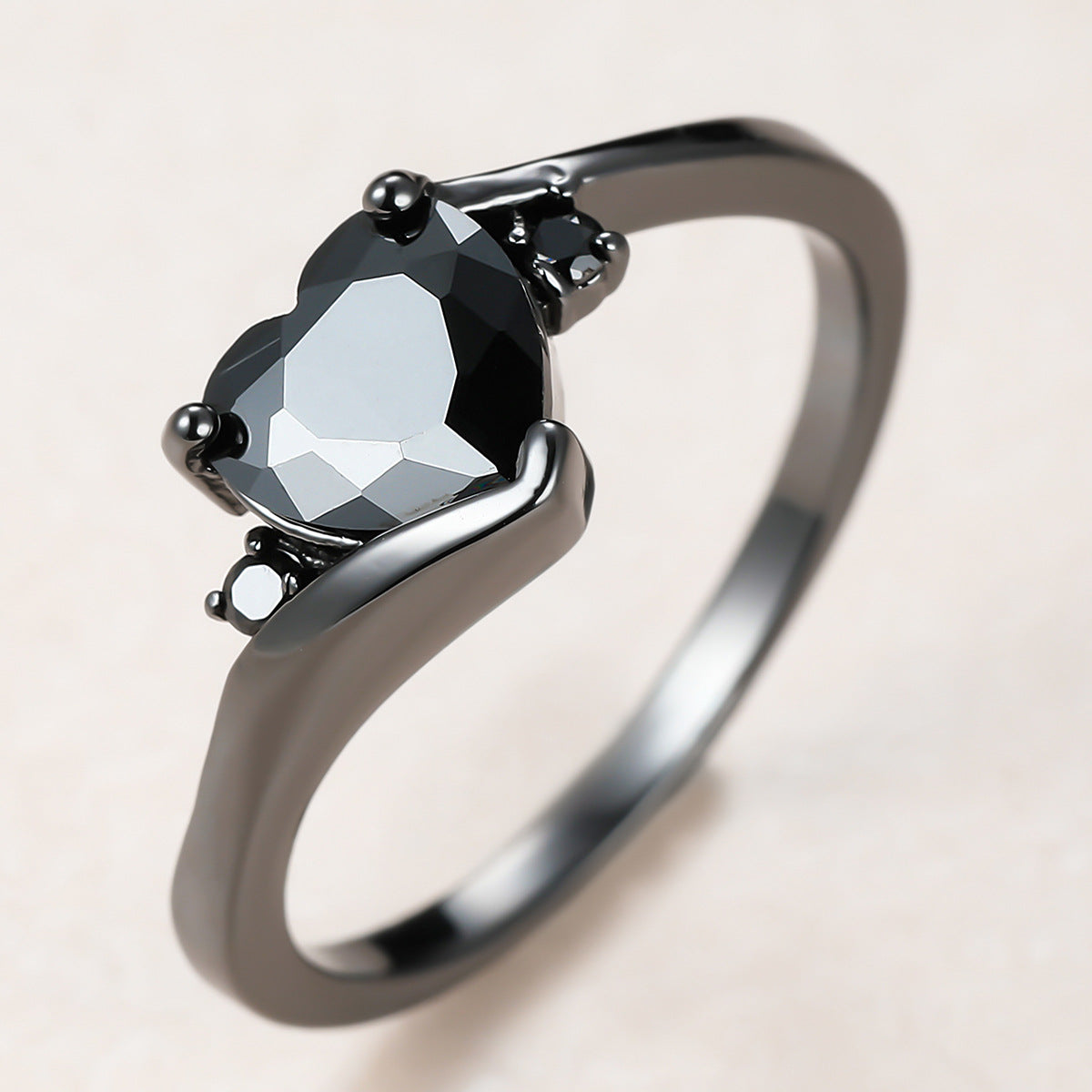 Damen Ring mit herzförmigem blauen Zirkonstein und eleganter schwarzer Fassung Shop Nory