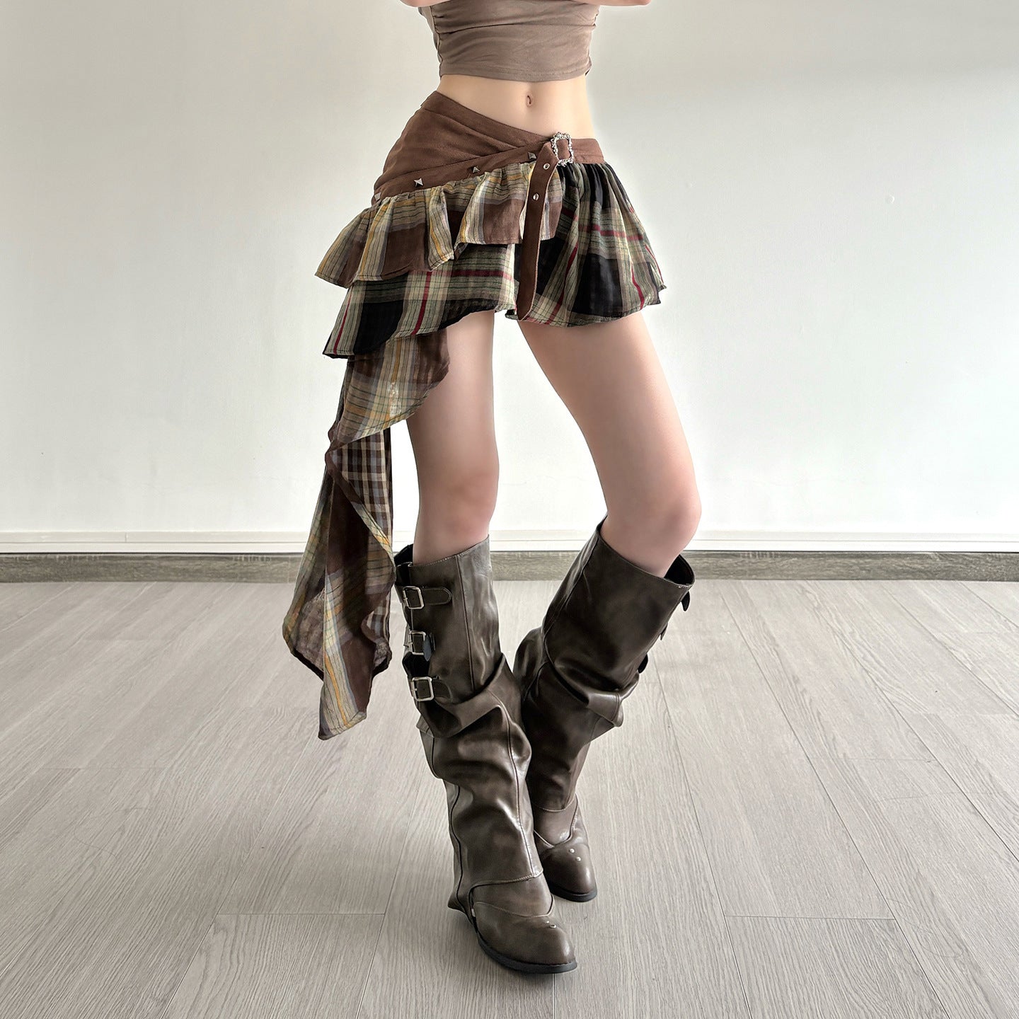 Damen Verspielter Karorock mit asymmetrischem Schnitt und verstellbarem Bund