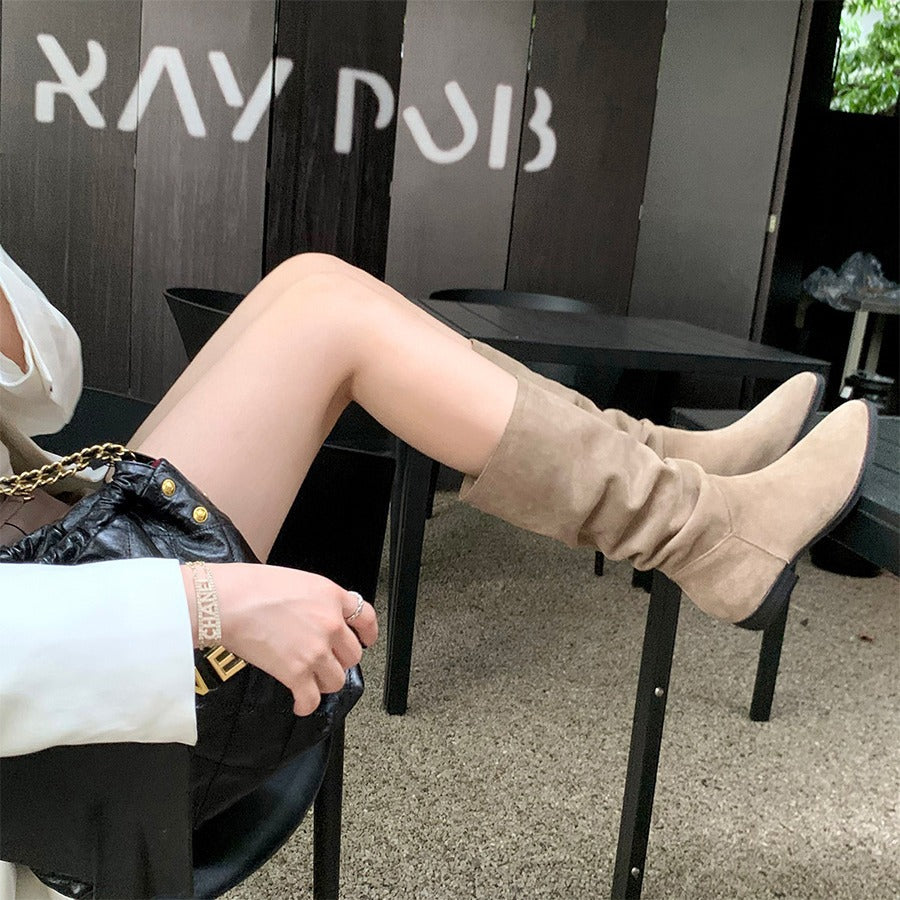 Damen Wadenhohe Stiefel aus Veloursleder mit lässigen Schaftfalten und flachem Absatz Shop Nory