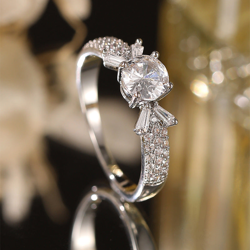 Damenring mit funkelndem Kristallbesatz Shop Nory