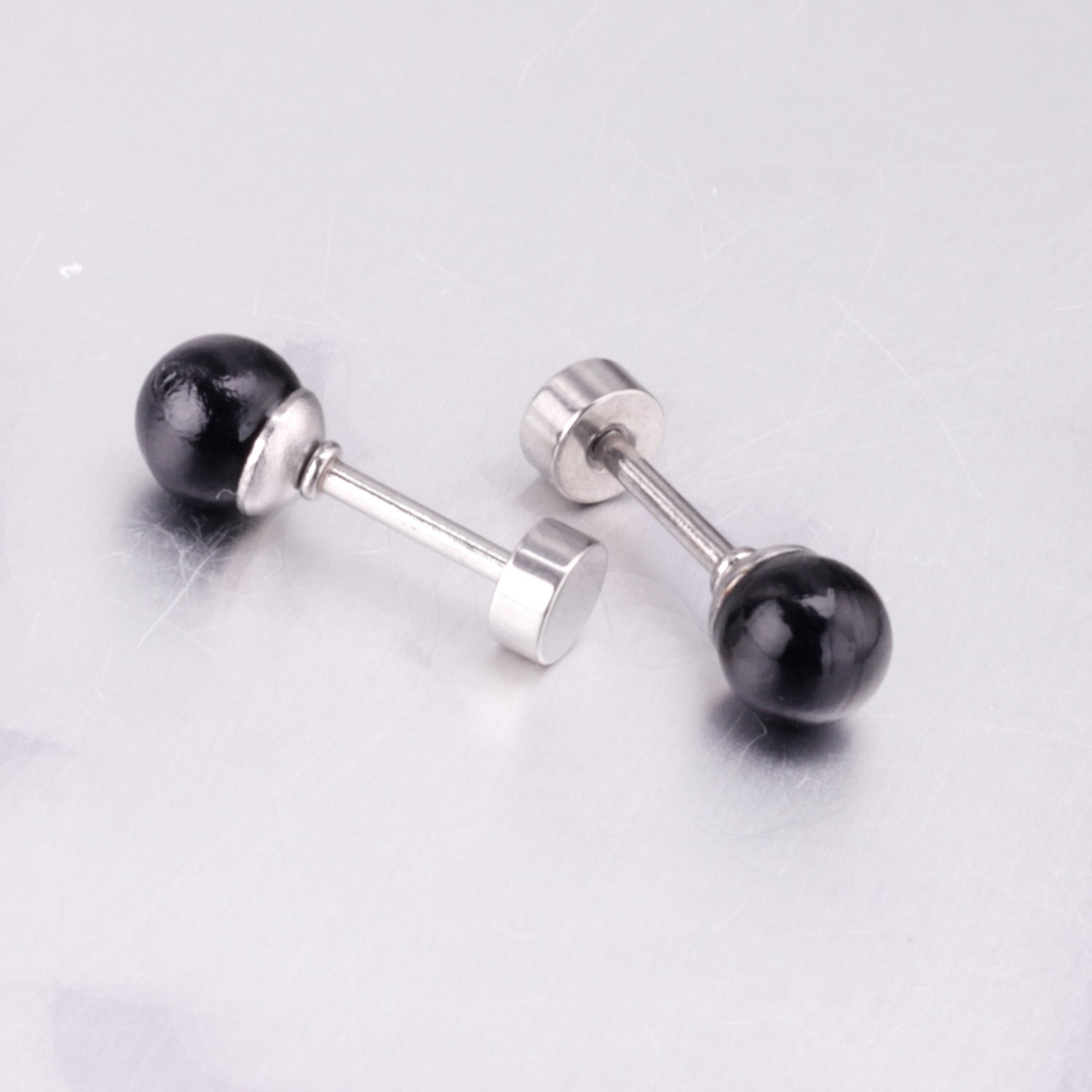 Damen Ohrstecker mit goldplattierter Edelstahl-Basis und schwarzem Perlenanhänger Shop Nory
