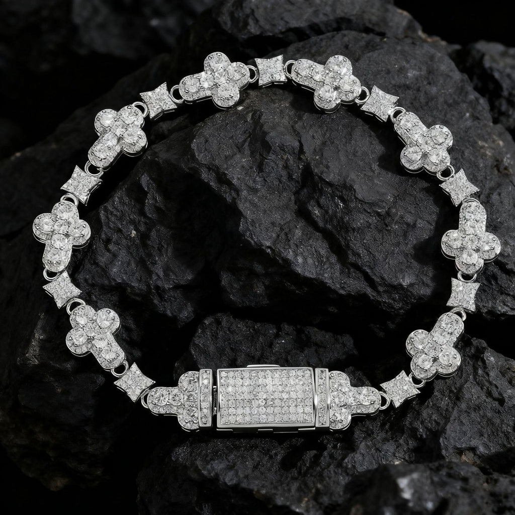 Filigranes Kleeblatt-Armband mit Pavébesetzten Zirkonia und Sicherheitsverschluss
