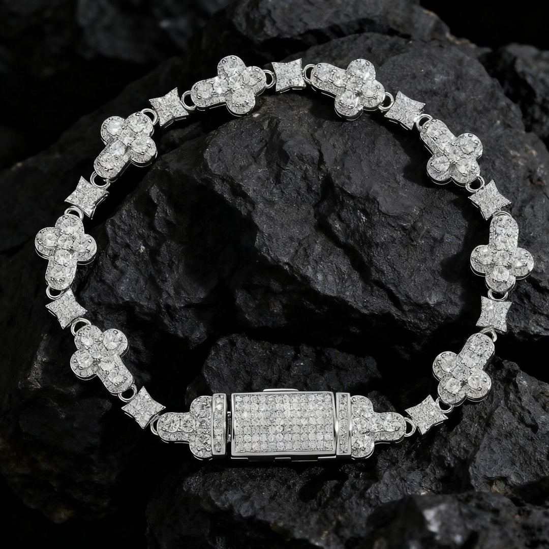 Filigranes Kleeblatt-Armband mit Pavébesetzten Zirkonia und Sicherheitsverschluss