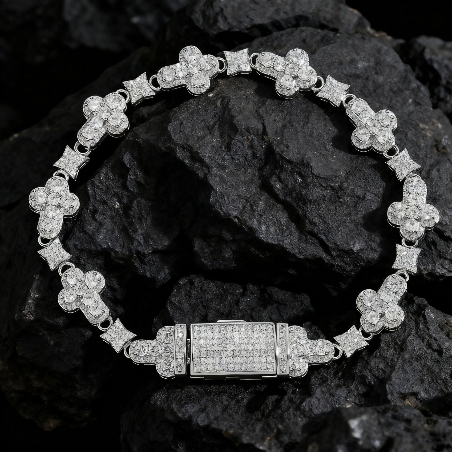 Filigranes Kleeblatt-Armband mit Pavébesetzten Zirkonia und Sicherheitsverschluss