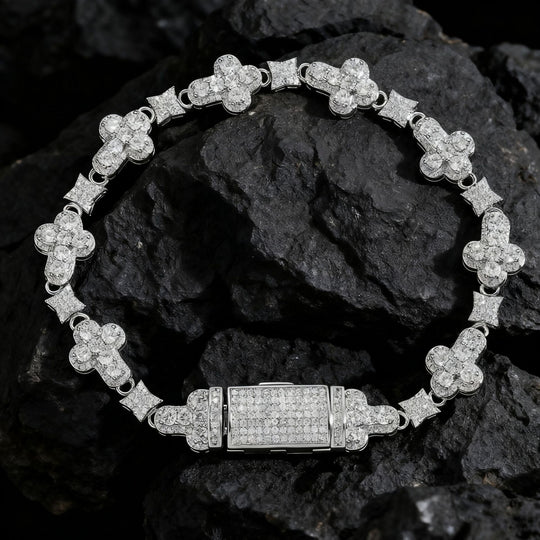 Filigranes Kleeblatt-Armband mit Pavébesetzten Zirkonia und Sicherheitsverschluss