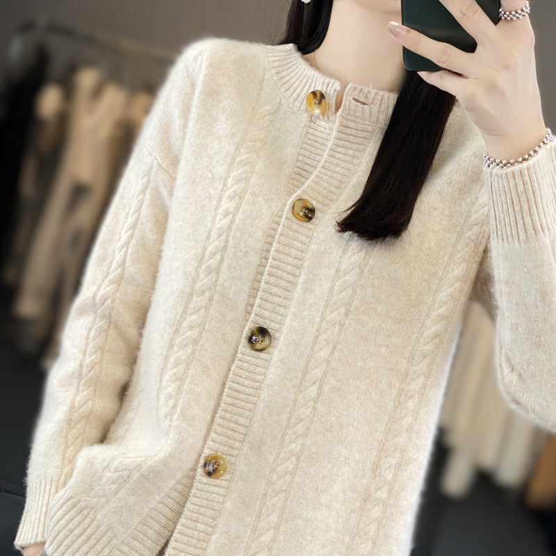 Damen Kaschmirähnlicher Zopfmuster‑Cardigan mit Rundhals und Hornoptikknöpfen Shop Nory