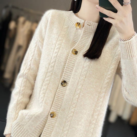 Damen Kaschmirähnlicher Zopfmuster‑Cardigan mit Rundhals und Hornoptikknöpfen Shop Nory