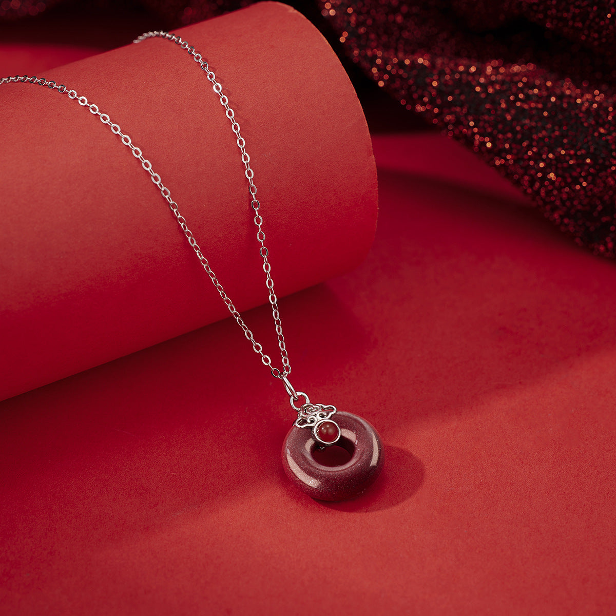 Damen Halsschmuck mit kunstvollem Donut-Anhänger aus hochwertigem Halbedelstein und Zirkonia-Details Shop Nory
