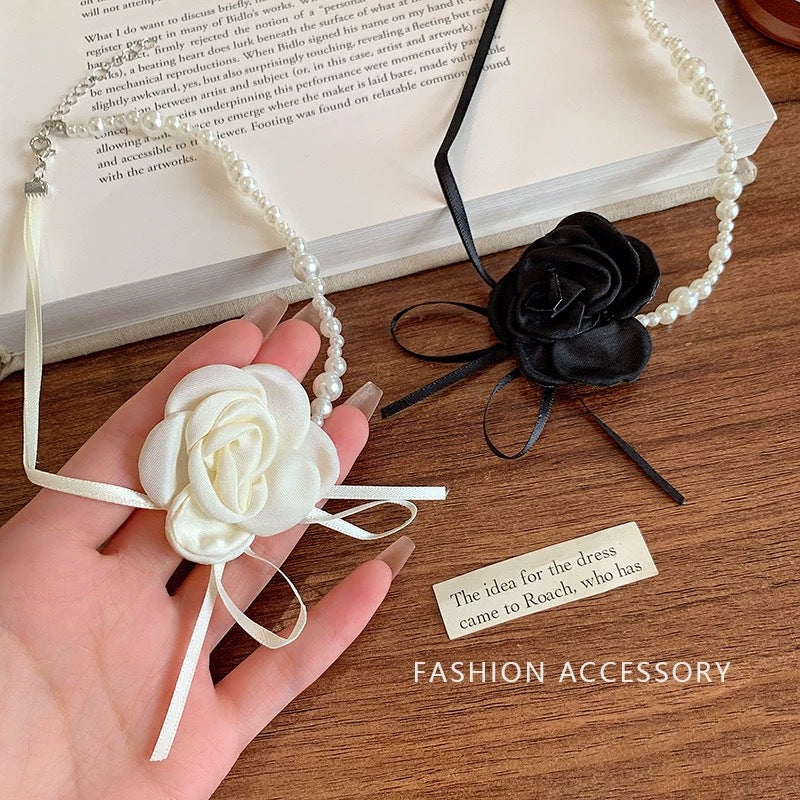 Damen Armband mit elegantem Perlendesign und kunstvollem Rosenanhänger Shop Nory