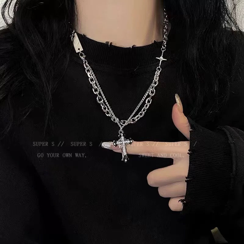Damen Kette mit auffälligem Kreuz-Anhänger und glänzenden Zirkonia-Details Shop Nory