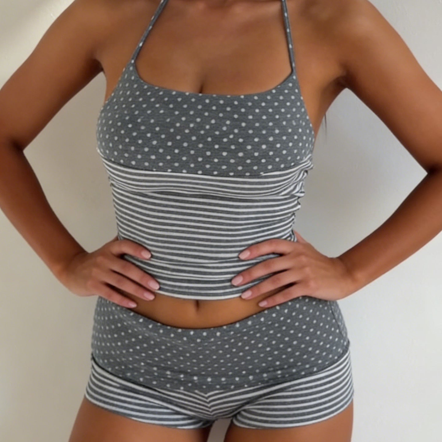 Damen Bikini-Set mit gestreiftem Oberteil und kurzer Hose Shopnory